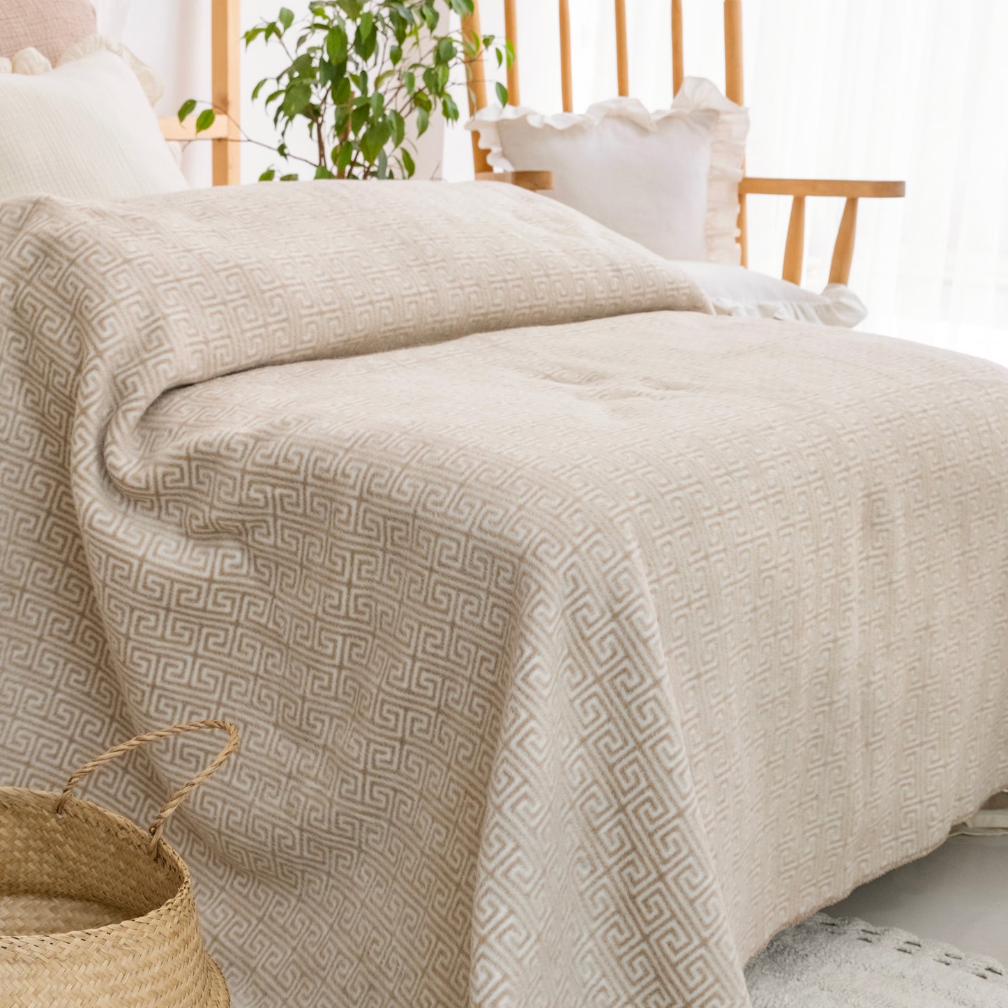 100% Cotton Blanket - Labyrinth Pattern - 150 x 200 cm - Beige