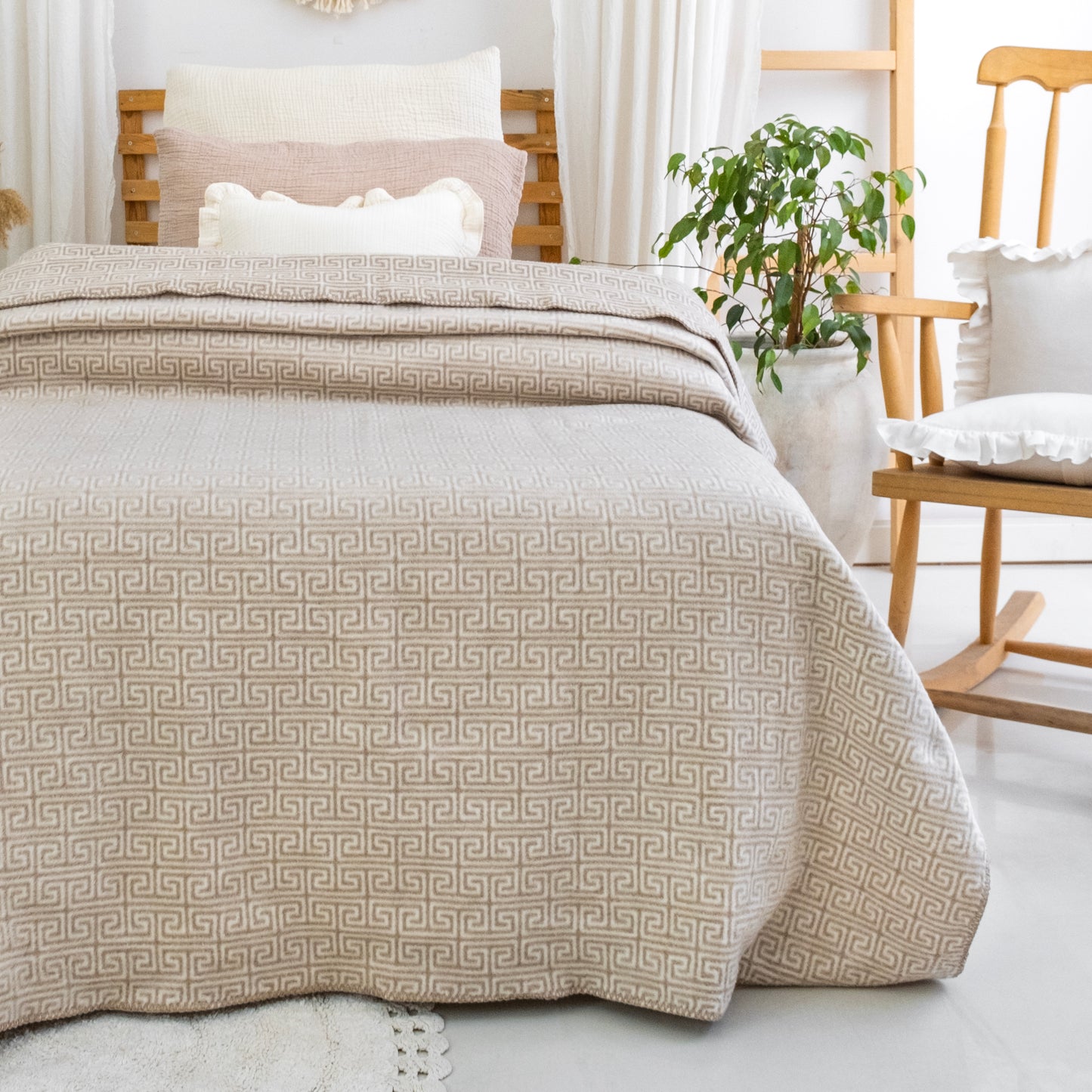 100% Cotton Blanket - Labyrinth Pattern - 150 x 200 cm - Beige